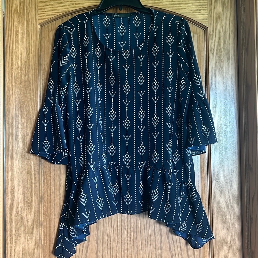 GIBSON Size M Nordstrom Navy &White Pattern Ruffle Handkerchief Hem Gauzy Blouse